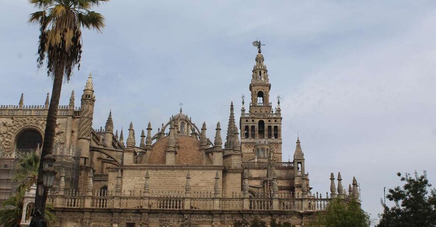 Seville: Cathedral and Giralda Skip-the-line Guided Tour - Inside the cathedral: art, power, and scale