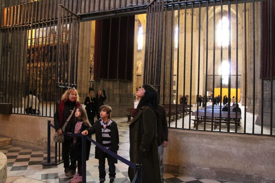 Seville: Cathedral and Giralda Skip-the-line Guided Tour - Meeting at Plaza Virgen de los Reyes