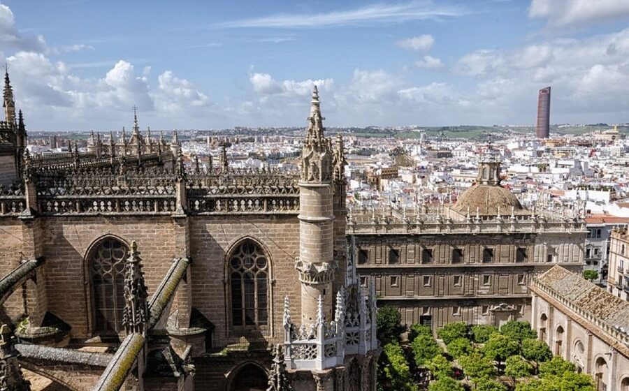 Seville: Cathedral, Giralda & Alcázar Guided Tour - The old Jewish quarter and Seville’s layered streets