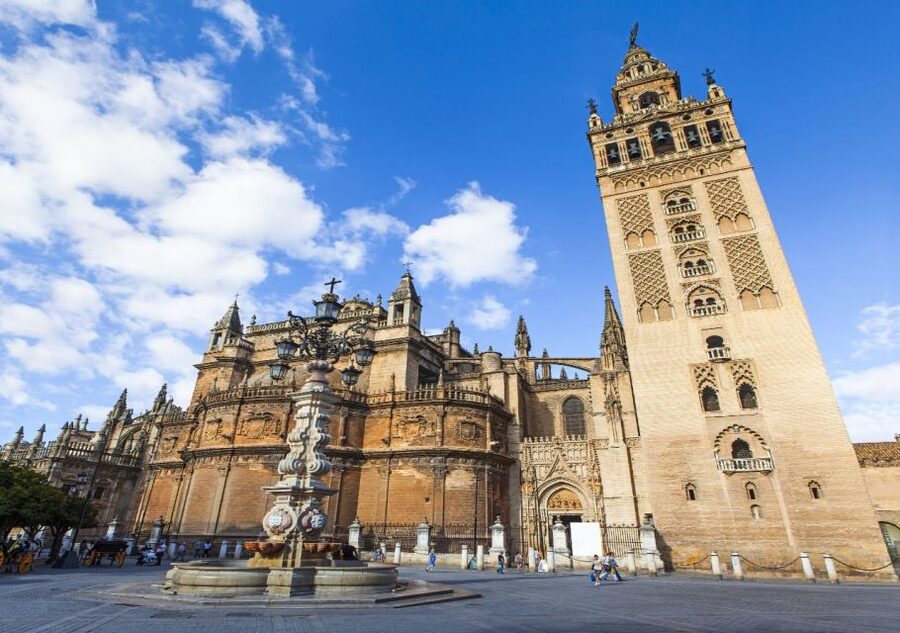 Seville: Cathedral & Giralda Guided Tour with Entry Tickets - The Capilla Mayor, choir, and Columbus’s tomb