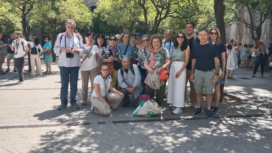 Seville: Cathedral & Giralda Guided Tour with Tickets - Meeting at Naturanda on Calle Francos 19