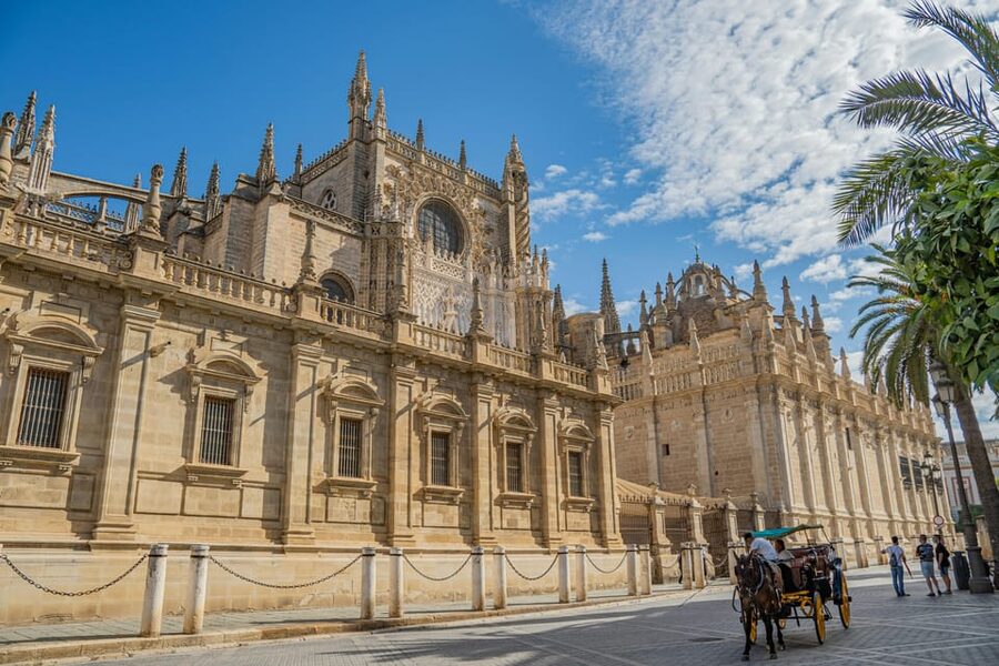 Seville: Cathedral & Giralda Guided Tour with Tickets - Chapels, altarpiece, and Christopher Columbus
