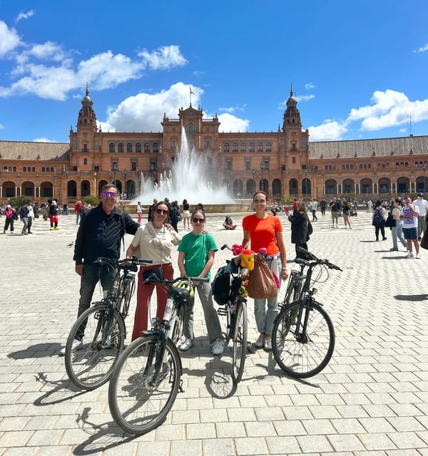 Seville: Dutch Highlights Tour - La Giralda and the cathedral from street level