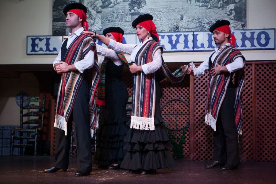 Seville: El Patio Sevillano Flamenco Show Ticket & Dinner - Bulería and Sevillanas bring the show home