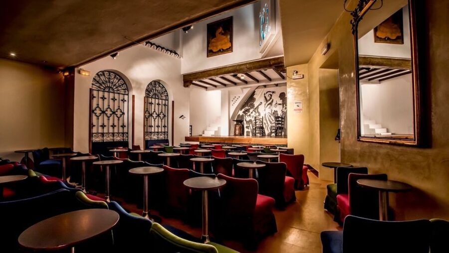 Seville: Flamenco Show at Tablao Los Gallos - Arriving in Plaza Santa Cruz