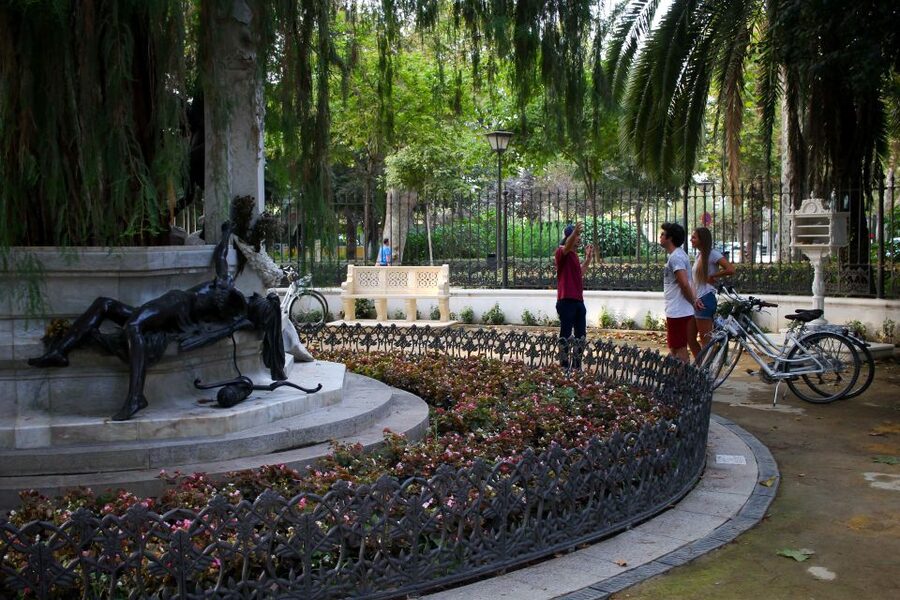 Seville: Guided Sunset Bike Tour - Plaza de Toros and the Cathedral and Alcázar area