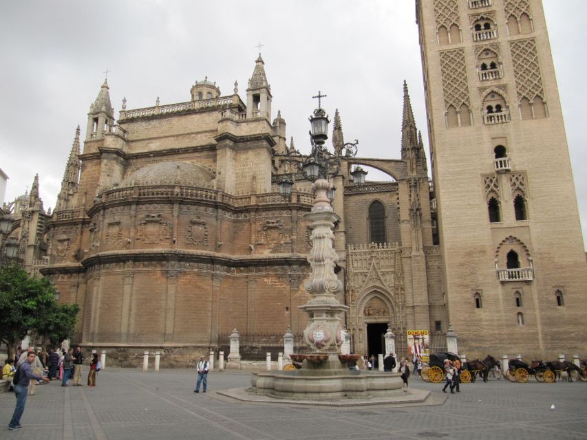 Seville: Guided Tour with Cathedral & Giralda Entrance - Practical clothing and timing advice