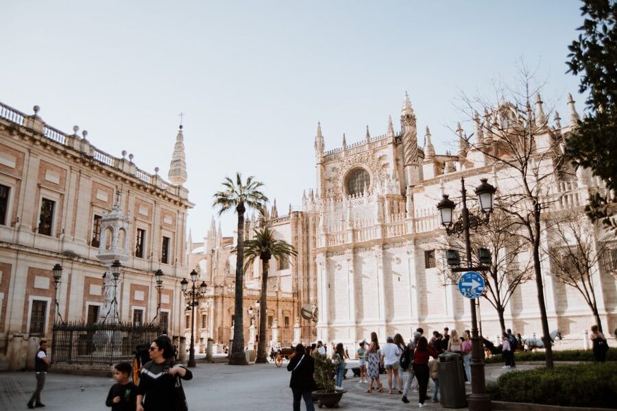 Seville Jewish Quarter walking tour: Santa Cruz District - Plaza del Triunfo sets the scene