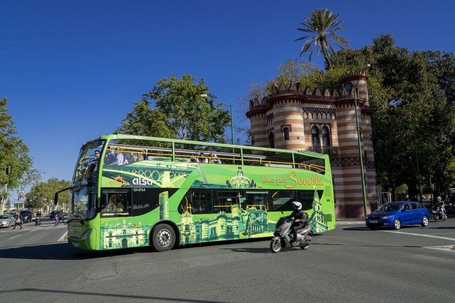 Seville: Panoramic Cruise, Hop-On-Hop-Off Bus & Walking Tour - What you see from the two bus lines