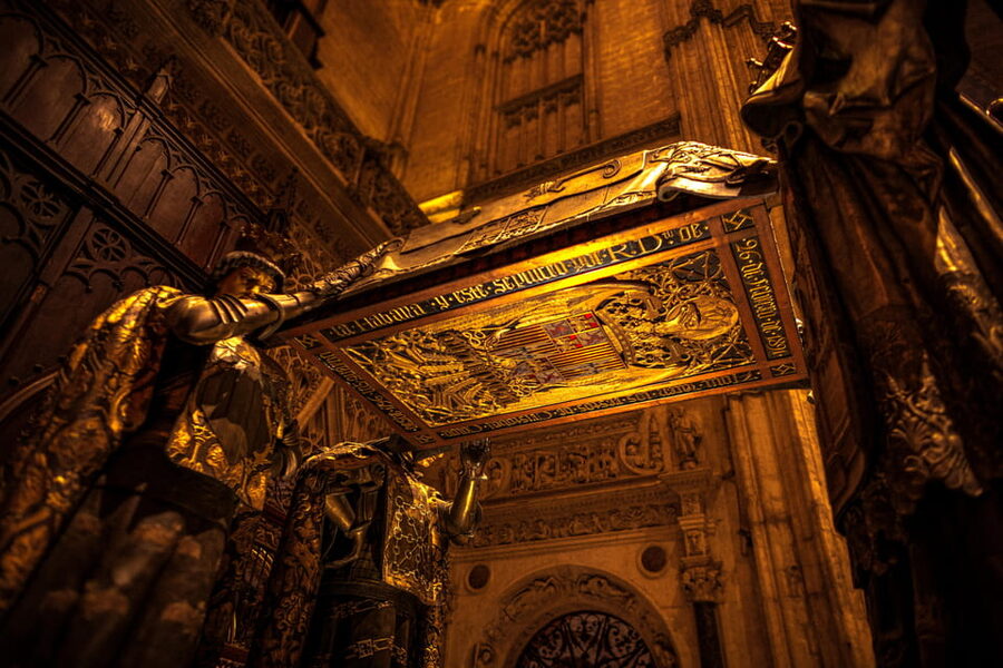 Seville: Priority Access Cathedral, Giralda & Alcázar Tour - Climbing the Giralda for a city view