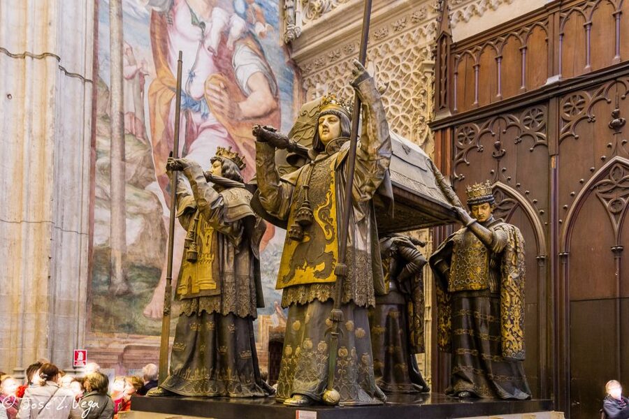 Seville: Small-Group Cathedral and Giralda Tour with Tickets - Meeting at Plaza Virgen de los Reyes