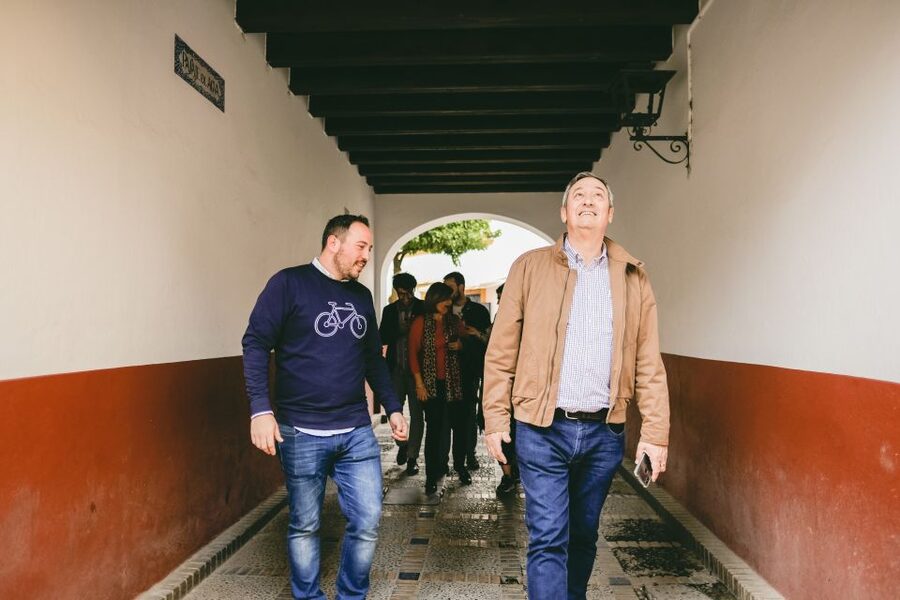 Seville: Small-Group Jewish Quarter Discovery Walking Tour - Santa Cruz Square and the synagogue sites