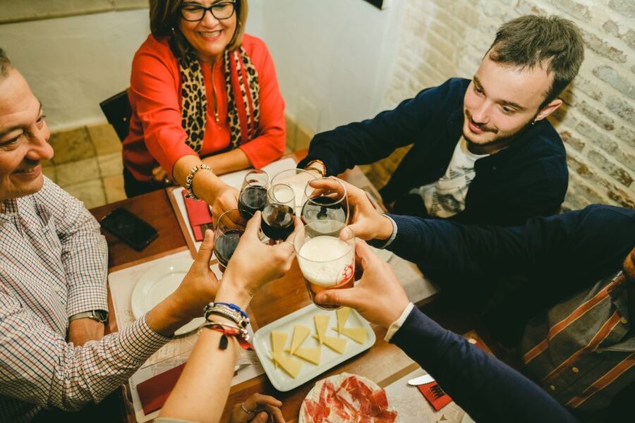 Seville: Small Group Jewish Quarter Tour with Tapas & Drinks - Why the small group makes a difference