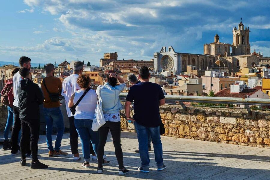 Tarragona: Roman Heritage Guided Walking Tour - The guides and the group experience