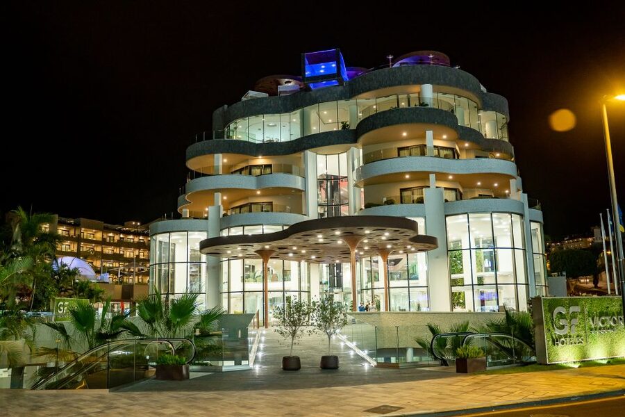 Tenerife: Scandal Dinner Show Entry Ticket and 5-Course Meal - Who will enjoy Scandal most?