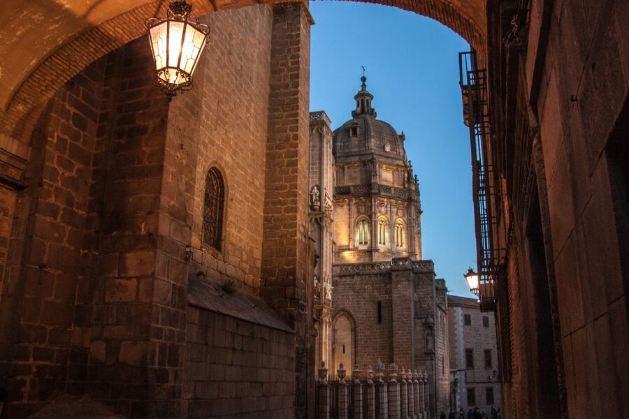 Toledo: Una Mágica noche Toledana - Silent convents and crosses on the walls
