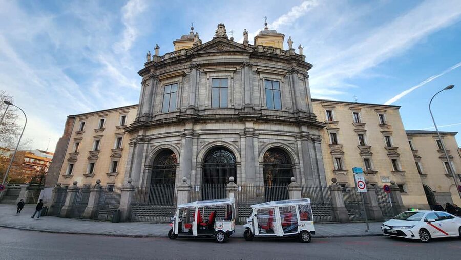 Tour Madrid: Secrets in a Electric Tuk Tuk - Puerta del Sol and the symbols of Madrid