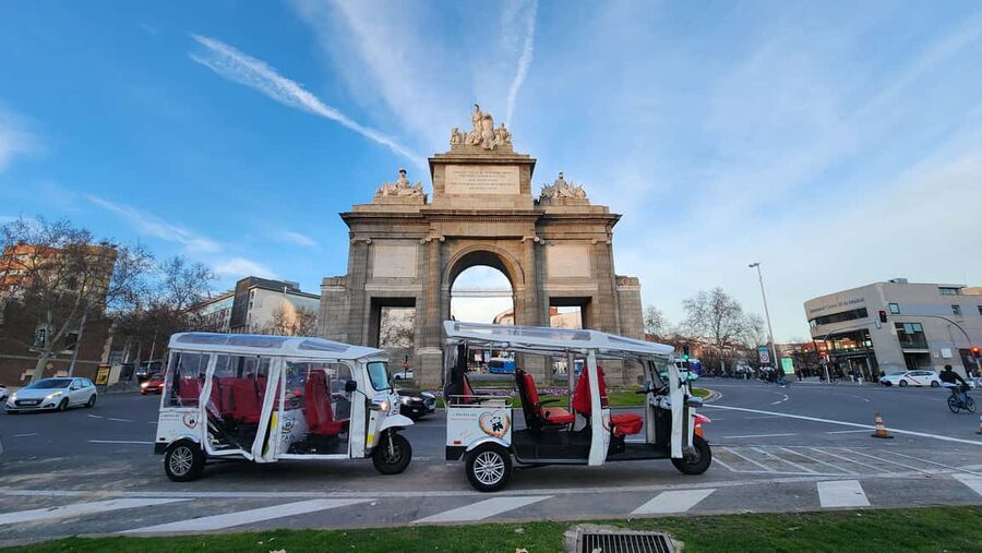 Tour Madrid: Secrets in a Electric Tuk Tuk - Retiro Park: a slower stretch of the route