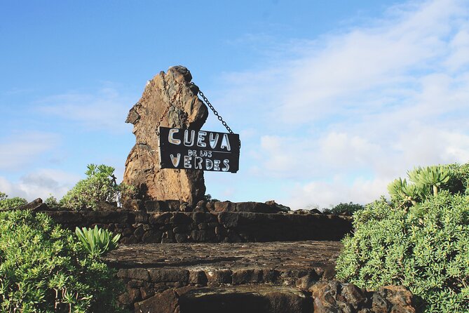 Tour to Timanfaya, Jameos del Agua, Cueva de los Verdes and viewpoint from the cliff - La Geria: vineyards in black volcanic soil