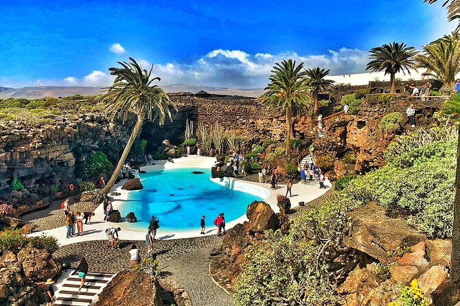Tour to Timanfaya, Jameos del Agua, Cueva de los Verdes and viewpoint from the cliff - Cueva de los Verdes: start underground