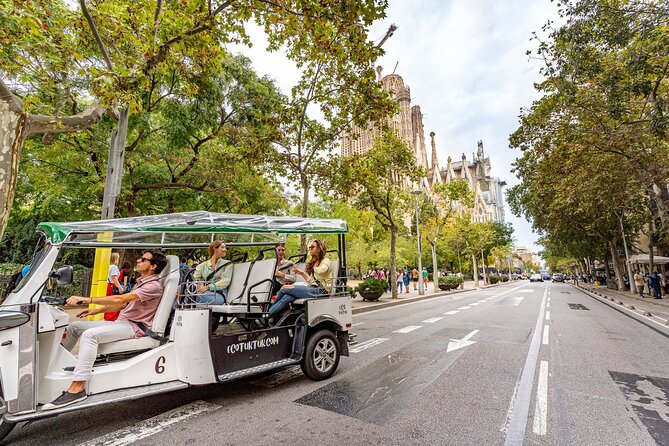 Tour Welcome Barcelona with Local Guide in Eco Tuk Tuk Private - Squares that explain the city