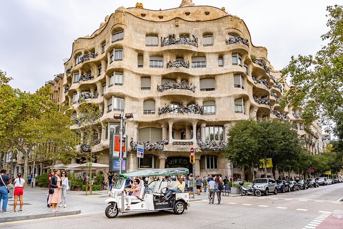 Tour Welcome Barcelona with Local Guide in Eco Tuk Tuk Private - Parks and the eastern side of the center
