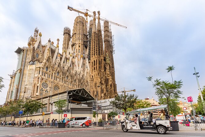 Tour Welcome Barcelona with Local Guide in Eco Tuk Tuk Private - A private ride with a local guide