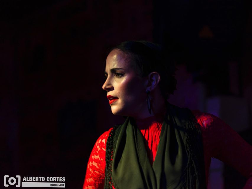 Valencia: Flamenco at Toro y La Luna with optional Dinner - Why the small venue changes the experience
