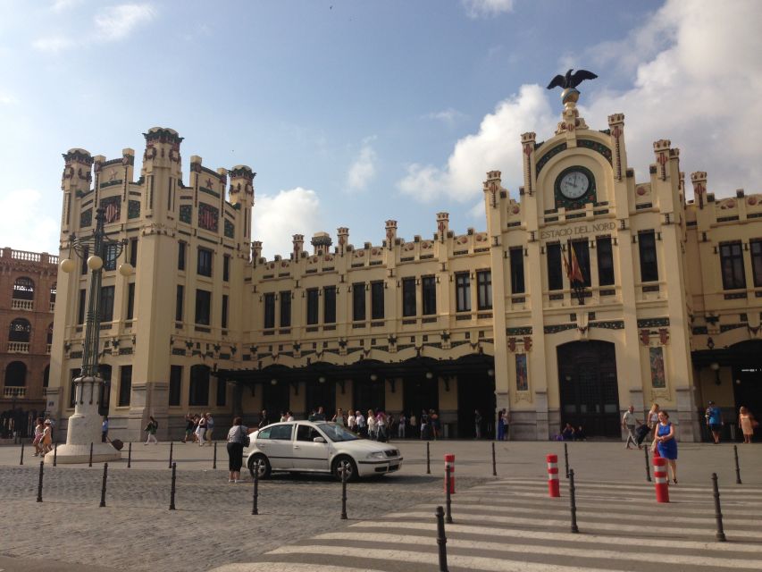 Valencia: Historical Walking Tour - Plaza Redonda brings you into the smaller streets