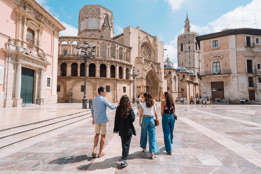 Valencia: Morning Food Tour with Central Market Visit - The local bar and the Valencian esmorzaret