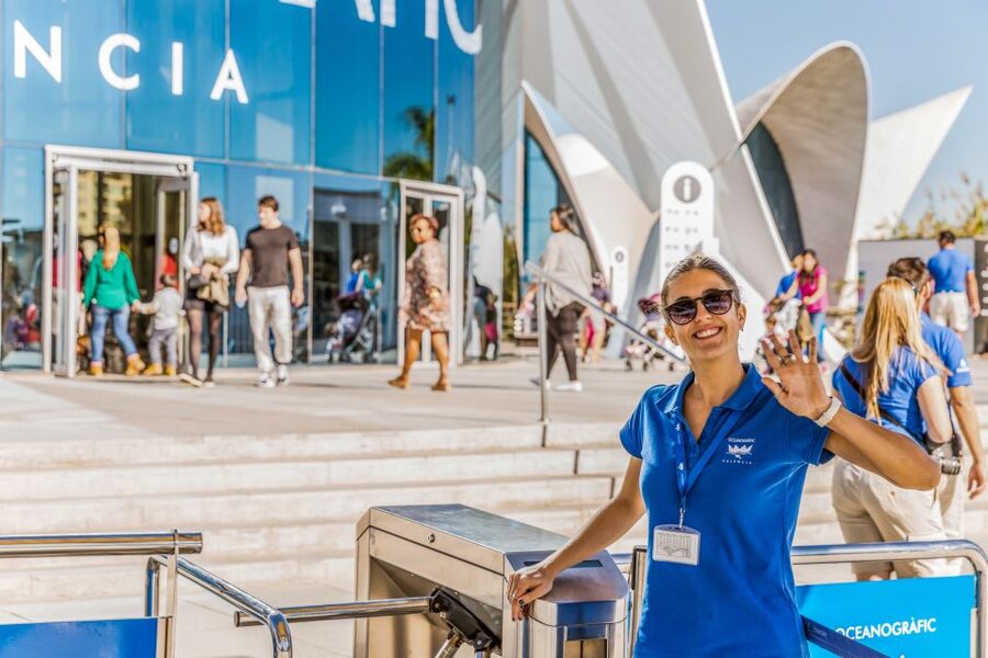 Valencia: Oceanogràfic Entry Ticket - Start outside, where birds circle the freshwater lake