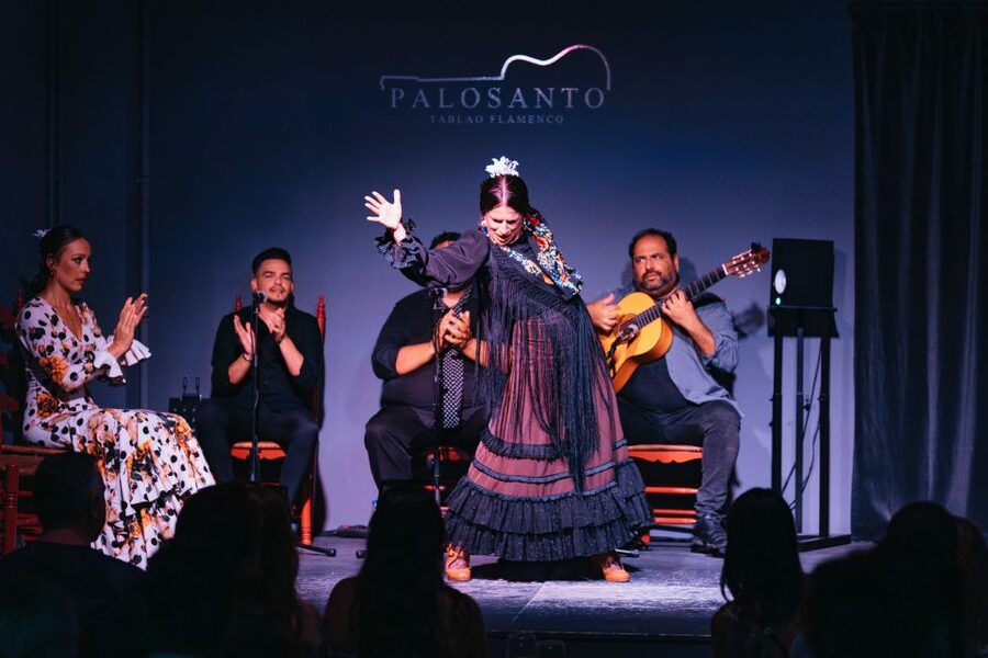 Valencia: Palosanto Flamenco Show Ticket - Entering the intimate white-fronted tablao