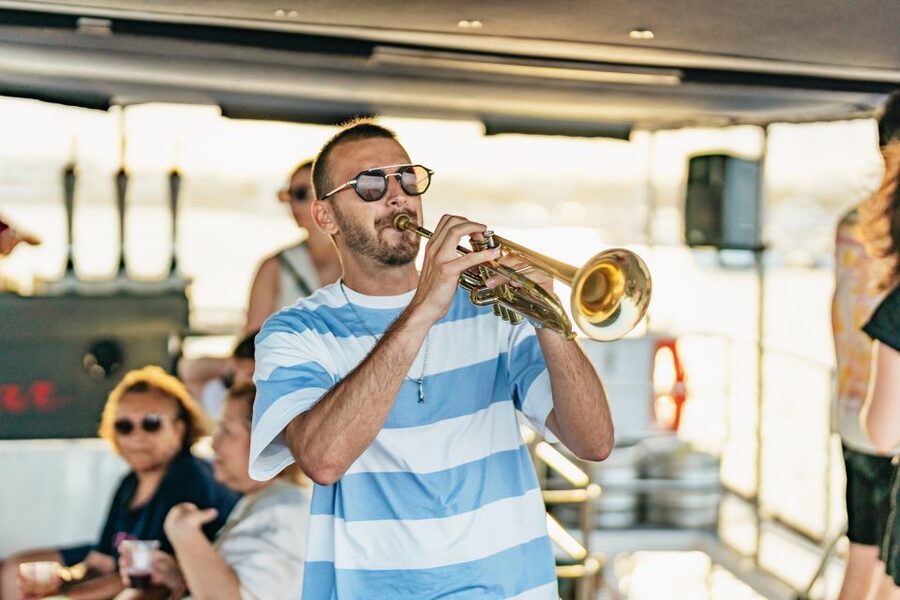 Valencia: Sunset or Daytime Catamaran Cruise with Drink - Music, drinks, and the Saturday mood
