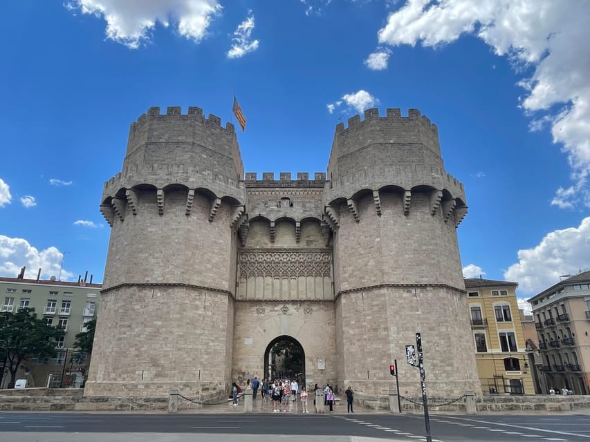 Valencia: Top 25 Highlights Guided Bike Tour - The old center: Plaza de la Reina, Plaza de la Virgen, and the cathedral