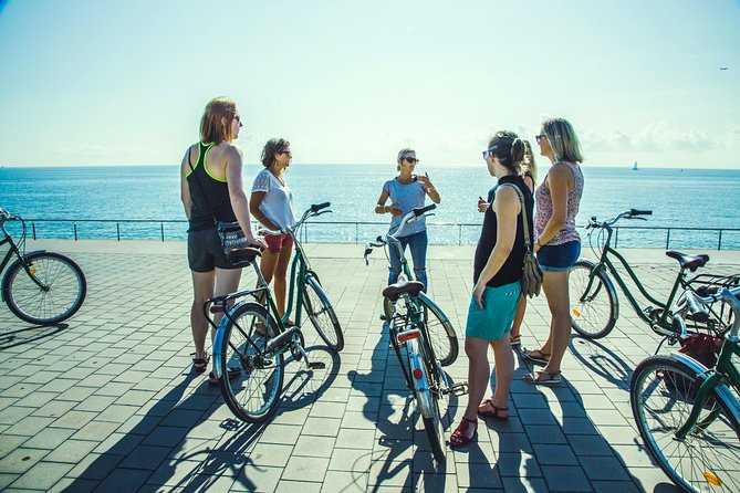 Visite insolite de Barcelone à vélo (en français) - Parc del Centre del Poblenou and Jean Nouvel’s bold design