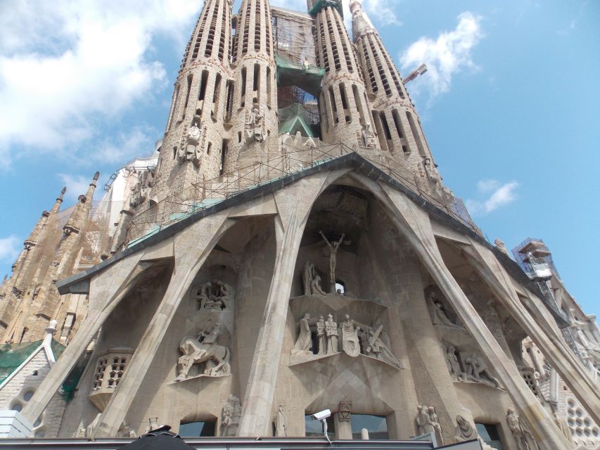Welcome to Barcelona: Private Tour with a Local - Architecture, parks, and places beyond the usual route
