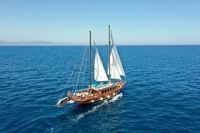 Wooden Boat Sailing with Tapa and Welcome Drink - Wooden Boat, Catamaran, or Engine-Powered Cruise?